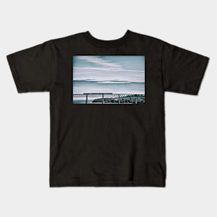 A Train crosses a section of the Forth Rail Bridge- Scotland Kids T-Shirt